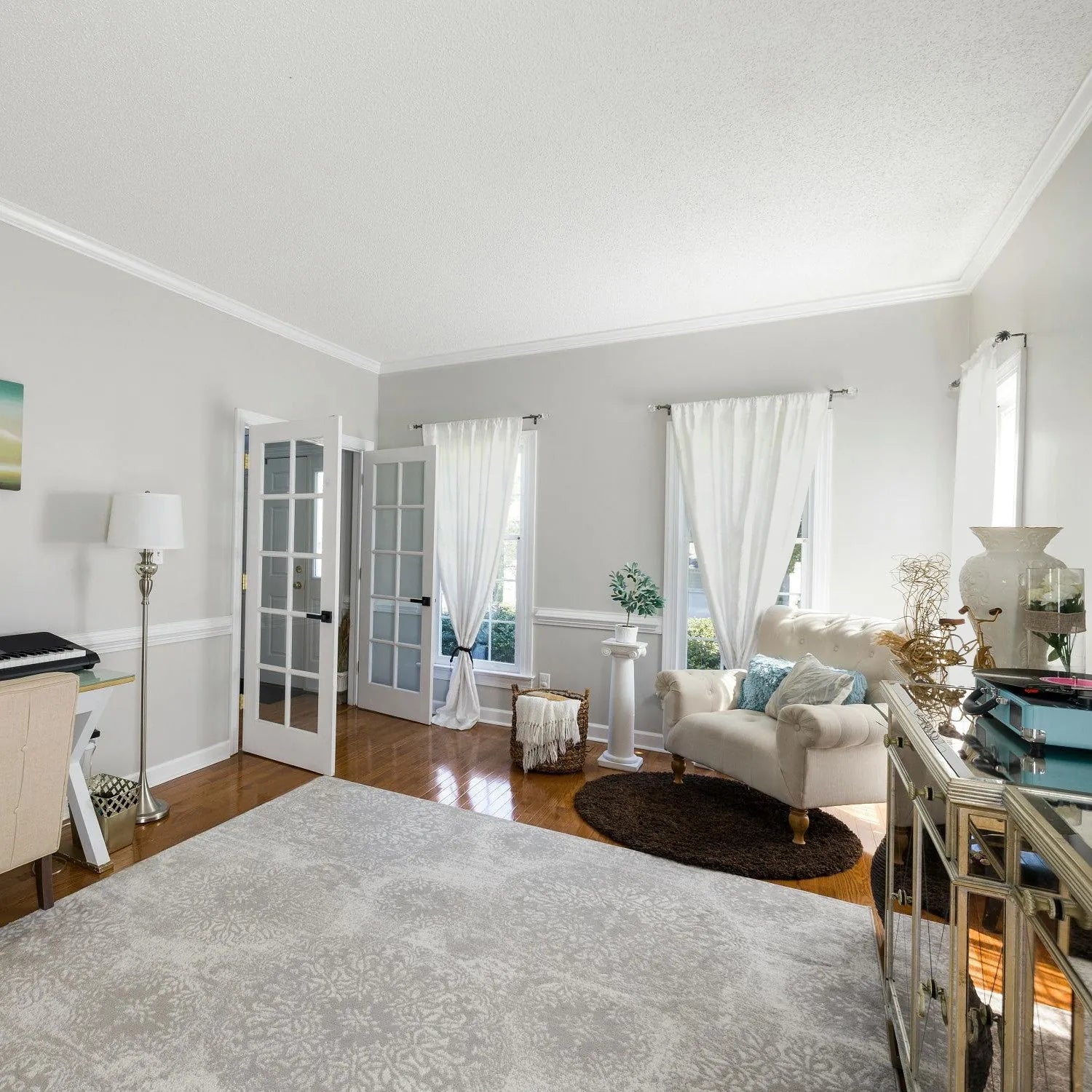 White Lakeside View Pattern